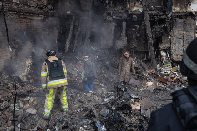 Russian Guided-Bomb Attack in Sloviansk SLOVIANSK, UKRAINE - OCTOBER 15:Olya’s husband looks at his wife’s body under the rubble of a residential building following a Russian attack with guided bombs in Sloviansk, Ukraine, on 15 October 2026 Diego Herrera Carcedo Anadolu Sloviansk Ukraine. Editorial use only. Please get in touch for any other usage.  Copyright: x2026xAnadoluxDiegoxHerreraxCarcedox