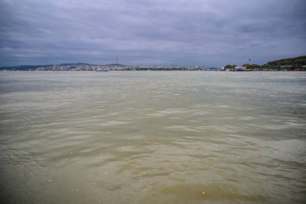 Rain turns waters brown along Istanbul strait ISTANBUL, TURKIYE - OCTOBER 15: Brown-colored water is visible along parts of the Istanbul Strait shoreline and the Golden Horn following heavy rain in the city, on October 15, 2026 in Istanbul, Turkiye. The change in water color was observed in several coastal areas after the downpour. Cem Tekkesinoglu Anadolu Istanbul Turkey. Editorial use only. Please get in touch for any other usage.  Copyright: x2026xAnadoluxCemxTekkesinoglux