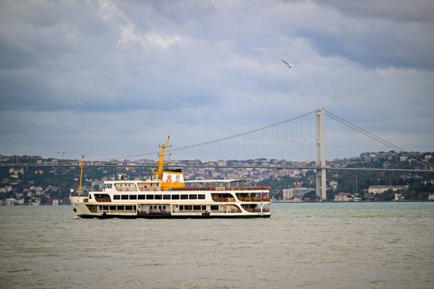 Rain turns waters brown along Istanbul strait ISTANBUL, TURKIYE - OCTOBER 15: Brown-colored water is visible along parts of the Istanbul Strait shoreline and the Golden Horn following heavy rain in the city, on October 15, 2026 in Istanbul, Turkiye. The change in water color was observed in several coastal areas after the downpour. Cem Tekkesinoglu Anadolu Istanbul Turkey. Editorial use only. Please get in touch for any other usage.  Copyright: x2026xAnadoluxCemxTekkesinoglux