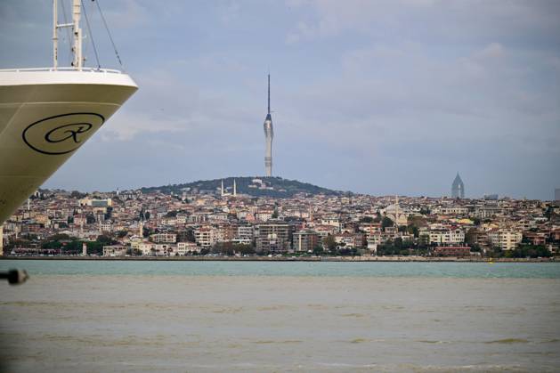 Rain turns waters brown along Istanbul strait ISTANBUL, TURKIYE - OCTOBER 15: Brown-colored water is visible along parts of the Istanbul Strait shoreline and the Golden Horn following heavy rain in the city, on October 15, 2026 in Istanbul, Turkiye. The change in water color was observed in several coastal areas after the downpour. Cem Tekkesinoglu Anadolu Istanbul Turkey. Editorial use only. Please get in touch for any other usage.  Copyright: x2026xAnadoluxCemxTekkesinoglux