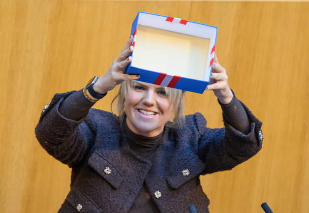 Vienna, October 15, 2026—103rd Session of the National Council PHOTO: Rep. Lisa Aldali (NEOS) with a gift for the FPÖ—hot air 103rd Session of the National Council National Council, National Council session, parliamentary session, Parliament, Plenary Session 103rd Session of the National Council