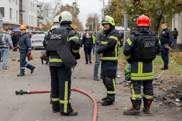 News Bilder des Tages Russian attack towards civilian infrastructure in Ukraine’s Poltava DNIPRO, UKRAINE - OCTOBER 15: (----EDITORIAL USE ONLY - MANDATORY CREDIT - DNIPROPETROVSK REGIONAL MILITARY ADMINISTRATION OF UKRAINE HANDOUT - NO MARKETING NO ADVERTISING CAMPAIGNS - DISTRIBUTED AS A SERVICE TO CLIENTS---- HANDOUT - NO MARKETING NO ADVERTISING CAMPAIGNS - DISTRIBUTED AS A SERVICE TO CLIENTS----) A view of the destruction after the Russian combined attack towards civilian infrastructure and damaged a school building, an apartment building, three private houses, an administrative building, and four vehicles on Poltava, Ukraine on October 15, 2026. Dnipropetrovsk Regional Military Anadolu Dnipropetrovs ka Oblast Ukraine. Editorial use only. Please get  Copyright: x2026xAnadoluxDnipropetrovskxRegionalxMilitaryx