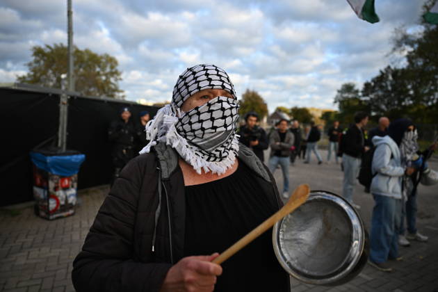Pro-Palestinian Protest in Netherlands ahead of AZ Alkmaar-Hapoel Be’er Sheva match ALKMAAR, NETHERLANDS - OCTOBER 15: Pro-Palestinian demonstrator groups gather near AFAS Stadium to protest the UEFA Europa League football match between AZ Alkmaar and Hapoel Be er Sheva in Alkmaar, Netherlands on October 15, 2026. Security measures were heightened around the venue during the protest ahead of the match. Mouneb Taim Anadolu Alkmaar Netherlands. Editorial use only. Please get in touch for any other usage.  Copyright: x2026xAnadoluxMounebxTaimx