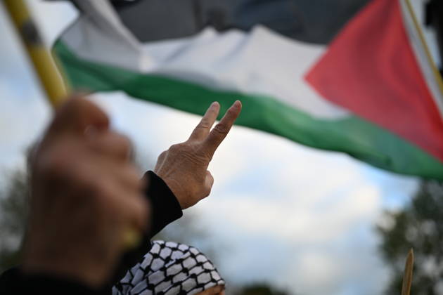 News Bilder des Tages Pro-Palestinian Protest in Netherlands ahead of AZ Alkmaar-Hapoel Be’er Sheva match ALKMAAR, NETHERLANDS - OCTOBER 15: Pro-Palestinian demonstrator groups gather near AFAS Stadium to protest the UEFA Europa League football match between AZ Alkmaar and Hapoel Be er Sheva in Alkmaar, Netherlands on October 15, 2026. Security measures were heightened around the venue during the protest ahead of the match. Mouneb Taim Anadolu Alkmaar Netherlands. Editorial use only. Please get in touch for any other usage.  Copyright: x2026xAnadoluxMounebxTaimx