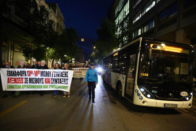 October 15, 2026, Athens, Attica, GREECE: A police officer walks beside a bus as demonstrators march through the street demanding higher wages and pensions. Athens GREECE - ZUMAx103 20261015_zip_x103_012 Copyright: xHarrisxXanthopoulosx