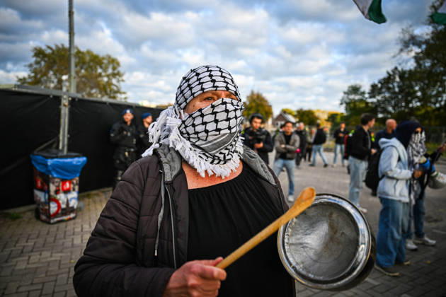 Pro-Palestinian protest in Netherlands ahead of AZ Alkmaar-Hapoe ALKMAAR, NETHERLANDS - OCTOBER 15: Pro-Palestinian demonstrator groups gather near AFAS Stadium to protest the UEFA Europa League football match between AZ Alkmaar and Hapoel Be er Sheva in Alkmaar, Netherlands on October 15, 2026. Security measures were heightened around the venue during the protest ahead of the match. Mouneb Taim Anadolu Alkmaar Netherlands. Editorial use only. Please get in touch for any other usage.  Copyright: x2026xAnadoluxMounebxTaimx