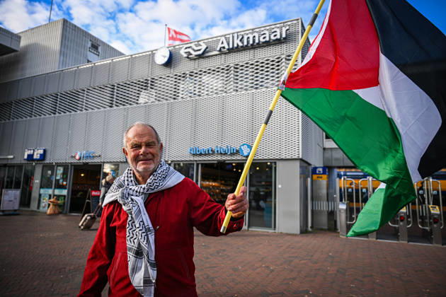 Pro-Palestinian protest in Netherlands ahead of AZ Alkmaar-Hapoe ALKMAAR, NETHERLANDS - OCTOBER 15: Pro-Palestinian demonstrator groups gather near AFAS Stadium to protest the UEFA Europa League football match between AZ Alkmaar and Hapoel Be er Sheva in Alkmaar, Netherlands on October 15, 2026. Security measures were heightened around the venue during the protest ahead of the match. Mouneb Taim Anadolu Alkmaar Netherlands. Editorial use only. Please get in touch for any other usage.  Copyright: x2026xAnadoluxMounebxTaimx