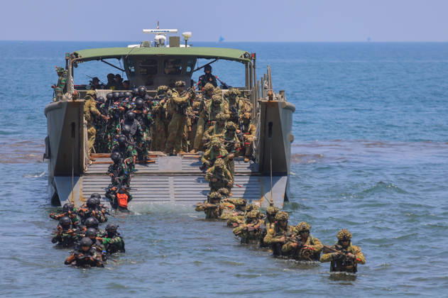 Indonesia-Australia Military Drill Australian Defense Force (ADF) personnel take part in a joint military exercise with the Indonesia Army at Banongan beach in Situbondo, Indonesia, on October 15, 2026. The exercise, named Keris Woomera 2026, is a form of diplomacy between Indonesia and Australia in the military field. The exercise is part of efforts to strengthen defense cooperation between Indonesia and Australia, especially in facing increasingly complex regional security challenges. Situbondo Indonesia  Copyright: xSuryantoxPutramudjix originalFilename: putramudji-notitle261015_np3pO.jpg