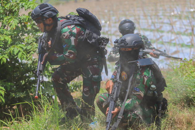 Indonesia-Australia Military Drill Australian Defense Force (ADF) personnel take part in a joint military exercise with the Indonesia Army at Banongan beach in Situbondo, Indonesia, on October 15, 2026. The exercise, named Keris Woomera 2026, is a form of diplomacy between Indonesia and Australia in the military field. The exercise is part of efforts to strengthen defense cooperation between Indonesia and Australia, particularly in addressing regional security challenges. Situbondo Indonesia  Copyright: xSuryantoxPutramudjix originalFilename: putramudji-notitle261015_np4fl.jpg