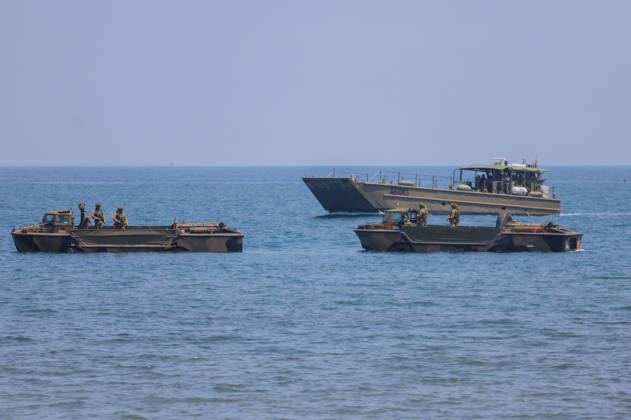 Indonesia-Australia Military Drill Australian Defense Force (ADF) personnel take part in a joint military exercise with the Indonesia Army at Banongan beach in Situbondo, Indonesia, on October 15, 2026. The exercise, named Keris Woomera 2026, is a form of diplomacy between Indonesia and Australia in the military field. The exercise is part of efforts to strengthen defense cooperation between Indonesia and Australia, particularly in addressing regional security challenges. Situbondo Indonesia  Copyright: xSuryantoxPutramudjix originalFilename: putramudji-notitle261015_npELD.jpg