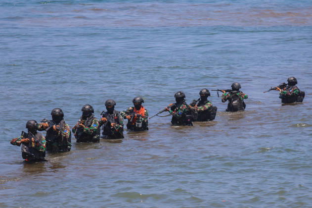 Indonesia-Australia Military Drill Australian Defense Force (ADF) personnel take part in a joint military exercise with the Indonesia Army at Banongan beach in Situbondo, Indonesia, on October 15, 2026. The exercise, named Keris Woomera 2026, is a form of diplomacy between Indonesia and Australia in the military field. The exercise is part of efforts to strengthen defense cooperation between Indonesia and Australia, particularly in addressing regional security challenges. Situbondo Indonesia  Copyright: xSuryantoxPutramudjix originalFilename: putramudji-notitle261015_npOAJ.jpg