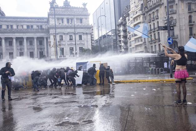 October 15, 2026, Ciudad Autonoma, Buenos Aires, argentina: police advanced on the Federal University March..As the legislative session was underway, a disproportionate police operation was deployed in the vicinity of Congress..Tear gas, the advance of water cannons, motorcycle units, and rubber bullets were used against protesters. There was targeted aggression toward photojournalists, as well as the arbitrary detention of minors..A brutal police operation foreshadowed the crackdown that federal forces shortly after 3:30 p.m. unleashed upon protesters who had gathered at Plaza Congreso to demand the implementation of the University Financing Law and to oppose the austerity measures of Javier Milei...Rentals, private healthcare plans, c - ZUMAc230 20261015_znp_c230_009 Copyright: xVirginiaxChailex