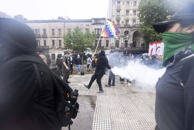 October 15, 2026, Ciudad Autonoma, Buenos Aires, argentina: police advanced on the Federal University March..As the legislative session was underway, a disproportionate police operation was deployed in the vicinity of Congress..Tear gas, the advance of water cannons, motorcycle units, and rubber bullets were used against protesters. There was targeted aggression toward photojournalists, as well as the arbitrary detention of minors..A brutal police operation foreshadowed the crackdown that federal forces shortly after 3:30 p.m. unleashed upon protesters who had gathered at Plaza Congreso to demand the implementation of the University Financing Law and to oppose the austerity measures of Javier Milei...Rentals, private healthcare plans, c - ZUMAc230 20261015_znp_c230_015 Copyright: xVirginiaxChailex