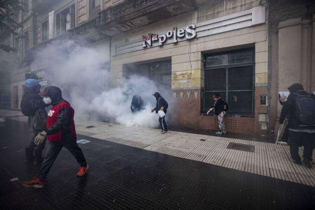 October 15, 2026, Ciudad Autonoma, Buenos Aires, argentina: police advanced on the Federal University March..As the legislative session was underway, a disproportionate police operation was deployed in the vicinity of Congress..Tear gas, the advance of water cannons, motorcycle units, and rubber bullets were used against protesters. There was targeted aggression toward photojournalists, as well as the arbitrary detention of minors..A brutal police operation foreshadowed the crackdown that federal forces shortly after 3:30 p.m. unleashed upon protesters who had gathered at Plaza Congreso to demand the implementation of the University Financing Law and to oppose the austerity measures of Javier Milei...Rentals, private healthcare plans, c - ZUMAc230 20261015_znp_c230_013 Copyright: xVirginiaxChailex