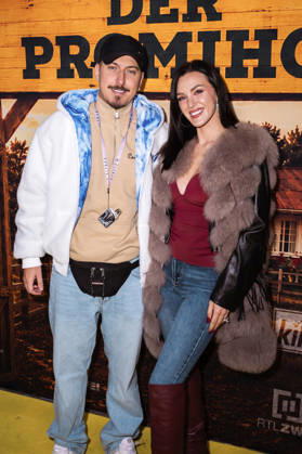 Marvin Kleinen and Jennifer Degenhart at the premiere of Season 2 of the reality TV show *Der Promihof* at the Gertrudenhof adventure farm in Hürth, October 14, 2026 Foto:xT.xNgox xFuturexImagex promihof_6038