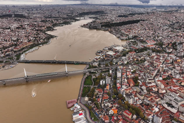 Heavy rain turns Istanbul’s coastal waters brown ISTANBUL, TURKIYE - OCTOBER 16: An aerial view of the brown-colored waters along parts of the Bosphorus and the Golden Horn in Istanbul, Turkiye, following heavy rainfall, on October 16, 2026. Hakan Akgun Anadolu Istanbul Turkey. Editorial use only. Please get in touch for any other usage.  Copyright: x2026xAnadoluxHakanxAkgunx