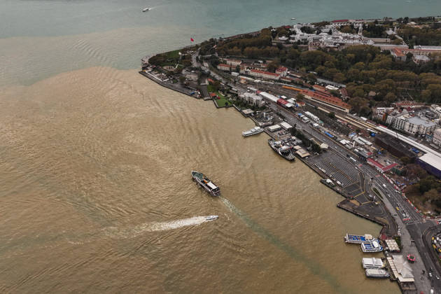 Heavy rain turns Istanbul’s coastal waters brown ISTANBUL, TURKIYE - OCTOBER 16: An aerial view of the brown-colored waters along parts of the Bosphorus and the Golden Horn in Istanbul, Turkiye, following heavy rainfall, on October 16, 2026. Hakan Akgun Anadolu Istanbul Turkey. Editorial use only. Please get in touch for any other usage.  Copyright: x2026xAnadoluxHakanxAkgunx