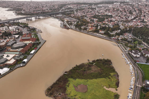 Heavy rain turns Istanbul’s coastal waters brown ISTANBUL, TURKIYE - OCTOBER 16: An aerial view of the brown-colored waters along parts of the Bosphorus and the Golden Horn in Istanbul, Turkiye, following heavy rainfall, on October 16, 2026. Hakan Akgun Anadolu Istanbul Turkey. Editorial use only. Please get in touch for any other usage.  Copyright: x2026xAnadoluxHakanxAkgunx