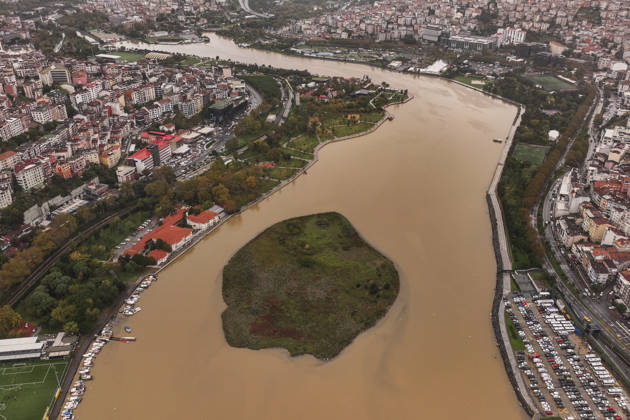 Heavy rain turns Istanbul’s coastal waters brown ISTANBUL, TURKIYE - OCTOBER 16: An aerial view of the brown-colored waters along parts of the Bosphorus and the Golden Horn in Istanbul, Turkiye, following heavy rainfall, on October 16, 2026. Hakan Akgun Anadolu Istanbul Turkey. Editorial use only. Please get in touch for any other usage.  Copyright: x2026xAnadoluxHakanxAkgunx