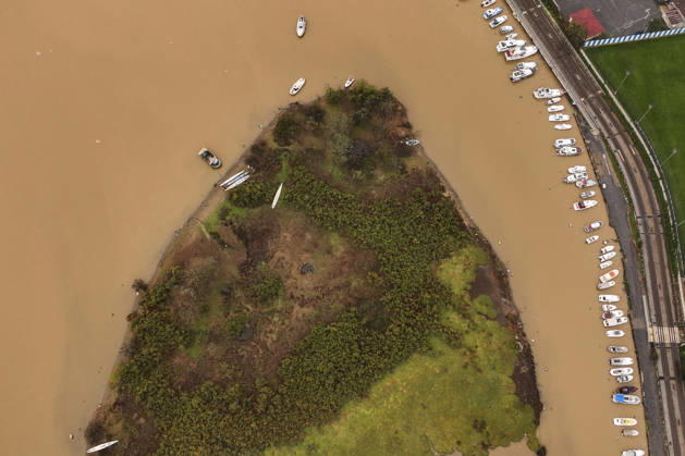Heavy rain turns Istanbul’s coastal waters brown ISTANBUL, TURKIYE - OCTOBER 16: An aerial view of the brown-colored waters along parts of the Bosphorus and the Golden Horn in Istanbul, Turkiye, following heavy rainfall, on October 16, 2026. Hakan Akgun Anadolu Istanbul Turkey. Editorial use only. Please get in touch for any other usage.  Copyright: x2026xAnadoluxHakanxAkgunx