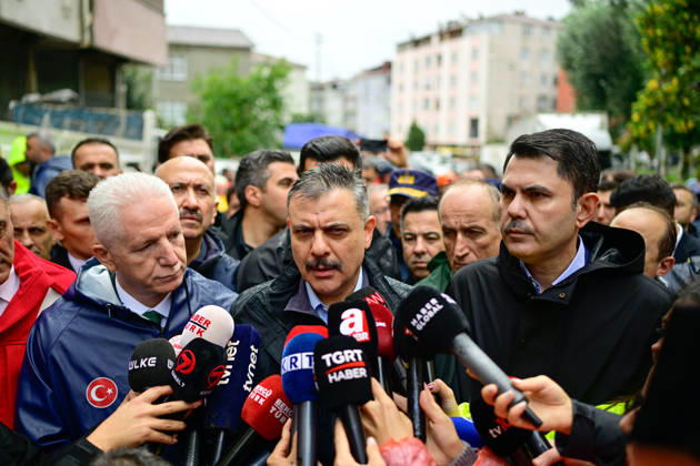 Turkish ministers speak to press in Istanbul after heavy rainfall ISTANBUL, TURKIYE - OCTOBER 16: Turkish Minister of Environment, Urbanization and Climate Change Murat Kurum (R) and Turkish Interior Minister Mustafa Ciftci (C) speak to the press in the Ayazaga neighborhood, which was affected by heavy rainfall, in Istanbul, Turkiye, on October 16, 2026. Cem Tekkesinoglu Anadolu Istanbul Turkey. Editorial use only. Please get in touch for any other usage.  Copyright: x2026xAnadoluxCemxTekkesinoglux