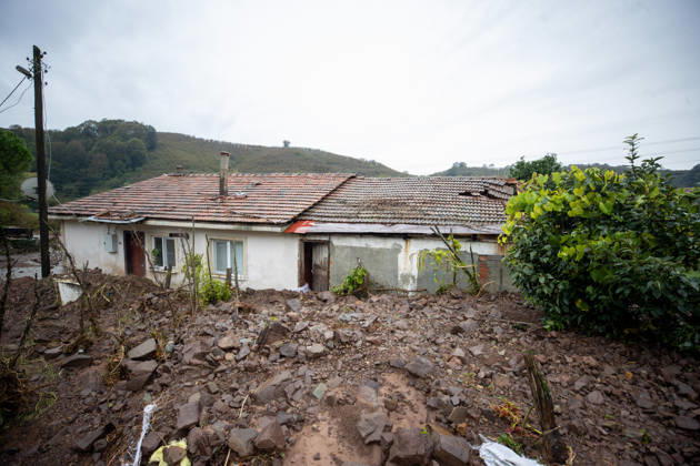 Landslide damages homes in Turkiye s Sakarya SAKARYA, TURKIYE - OCTOBER 16: Homes are damaged by a landslide and mud and rock debris carried by floodwaters following heavy rainfall in Karasu district of Sakarya, Turkiye, on October 16, 2026. Ibrahim Yozoglu Anadolu Sakarya Turkey. Editorial use only. Please get in touch for any other usage.  Copyright: x2026xAnadoluxIbrahimxYozoglux