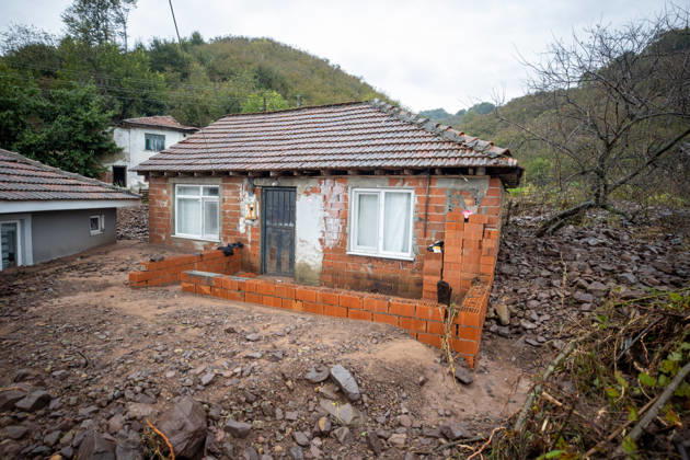 Landslide damages homes in Turkiye s Sakarya SAKARYA, TURKIYE - OCTOBER 16: Homes are damaged by a landslide and mud and rock debris carried by floodwaters following heavy rainfall in Karasu district of Sakarya, Turkiye, on October 16, 2026. Ibrahim Yozoglu Anadolu Sakarya Turkey. Editorial use only. Please get in touch for any other usage.  Copyright: x2026xAnadoluxIbrahimxYozoglux