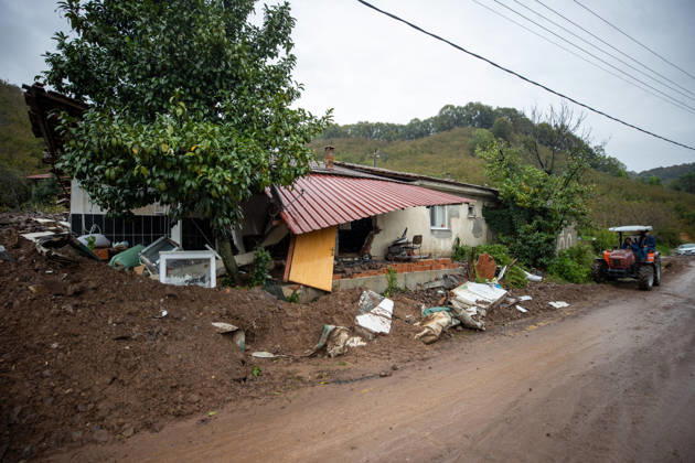 Landslide damages homes in Turkiye s Sakarya SAKARYA, TURKIYE - OCTOBER 16: Homes are damaged by a landslide and mud and rock debris carried by floodwaters following heavy rainfall in Karasu district of Sakarya, Turkiye, on October 16, 2026. Ibrahim Yozoglu Anadolu Sakarya Turkey. Editorial use only. Please get in touch for any other usage.  Copyright: x2026xAnadoluxIbrahimxYozoglux