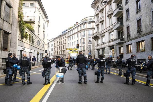 IPA89756931 - Milan, October 16, 2026: student march; Thousands of students demonstrate in support of education and against the cap on foreign students:  Copyright: xGiuliaxSciaccax xGiuliaxSciaccax IPA89756931