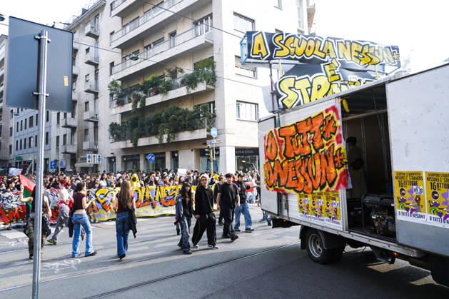 IPA89756954 - Milan, October 16, 2026: student march; Thousands of students demonstrate in support of education and against the cap on foreign students:  Copyright: xGiuliaxSciaccax xGiuliaxSciaccax IPA89756954