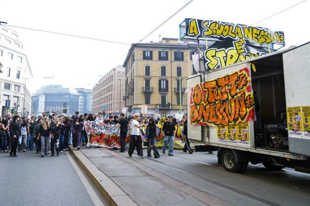 IPA89756965 - Milan, October 16, 2026: student march; Thousands of students demonstrate in support of education and against the cap on foreign students:  Copyright: xGiuliaxSciaccax xGiuliaxSciaccax IPA89756965