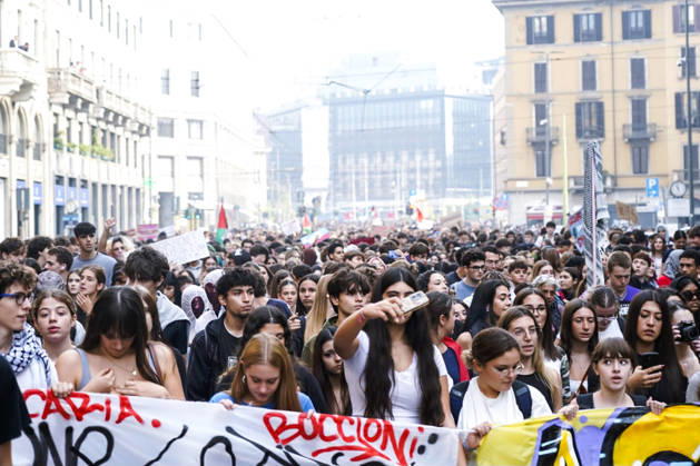 IPA89756977 - Milan, October 16, 2026: student march; Thousands of students demonstrate in support of education and against the cap on foreign students:  Copyright: xGiuliaxSciaccax xGiuliaxSciaccax IPA89756977