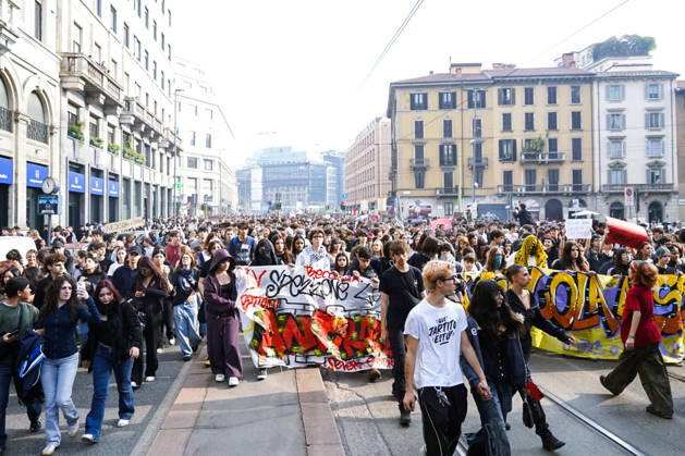 IPA89756980 - Milan, October 16, 2026: student march; Thousands of students demonstrate in support of education and against the cap on foreign students:  Copyright: xGiuliaxSciaccax xGiuliaxSciaccax IPA89756980