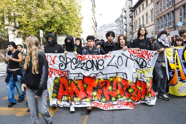 IPA89756938 - Milan, October 16, 2026: student march; Thousands of students demonstrate in support of education and against the cap on foreign students:  Copyright: xGiuliaxSciaccax xGiuliaxSciaccax IPA89756938