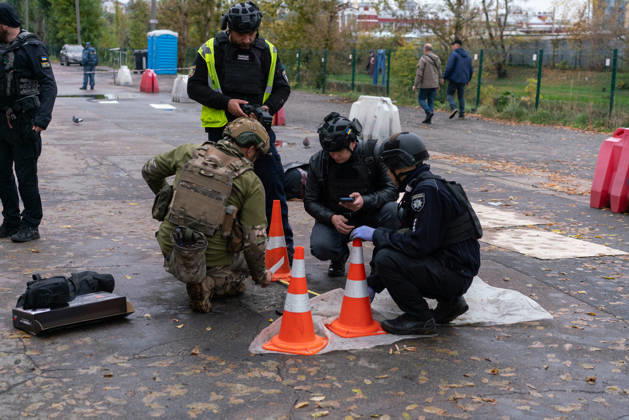 Drone attack on street market in Kharkiv kills 2, injures 13 KHARKIV, UKRAINE - OCTOBER 16: Police officers, Red Cross medics and military explosives specialists respond to the scene of a drone attack on a street market in Kharkiv, Ukraine, on October 16, 2026. The attack killed two people and injured 13 others. Carlo Bravo Anadolu Kharkiv Ukraine. Editorial use only. Please get in touch for any other usage.  Copyright: x2026xAnadoluxCarloxBravox