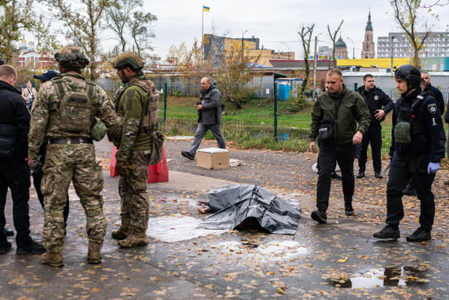 Drone attack on street market in Kharkiv kills 2, injures 13 KHARKIV, UKRAINE - OCTOBER 16: (EDITORS NOTE: Image depicts death) Police officers and military explosives specialists examine the scene near the covered body of a victim following a drone attack on a street market in Kharkiv, Ukraine, on October 16, 2026. The attack killed two people and injured 13 others. Carlo Bravo Anadolu Kharkiv Ukraine. Editorial use only. Please get in touch for any other usage.  Copyright: x2026xAnadoluxCarloxBravox