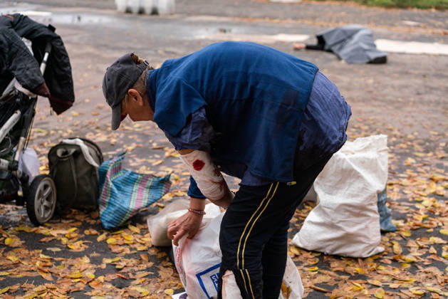 Drone attack on street market in Kharkiv kills 2, injures 13 KHARKIV, UKRAINE - OCTOBER 16: (EDITOR S NOTE: Image depicts graphic content) An injured man with a bloodstained bandage on his arm gathers belongings following a drone attack on a street market in Kharkiv, Ukraine, on October 16, 2026. The attack killed two people and injured 13 others. Carlo Bravo Anadolu Kharkiv Ukraine. Editorial use only. Please get in touch for any other usage.  Copyright: x2026xAnadoluxCarloxBravox