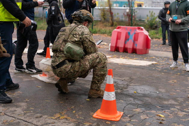 Drone attack on street market in Kharkiv kills 2, injures 13 KHARKIV, UKRAINE - OCTOBER 16: Police officers, Red Cross medics and military explosives specialists respond to the scene of a drone attack on a street market in Kharkiv, Ukraine, on October 16, 2026. The attack killed two people and injured 13 others. Carlo Bravo Anadolu Kharkiv Ukraine. Editorial use only. Please get in touch for any other usage.  Copyright: x2026xAnadoluxCarloxBravox