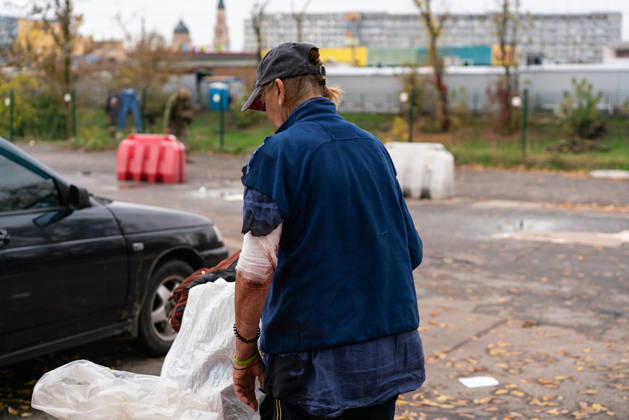 Drone attack on street market in Kharkiv kills 2, injures 13 KHARKIV, UKRAINE - OCTOBER 16: (EDITOR S NOTE: Image depicts graphic content) An injured man with a bloodstained bandage on his arm gathers belongings following a drone attack on a street market in Kharkiv, Ukraine, on October 16, 2026. The attack killed two people and injured 13 others. Carlo Bravo Anadolu Kharkiv Ukraine. Editorial use only. Please get in touch for any other usage.  Copyright: x2026xAnadoluxCarloxBravox