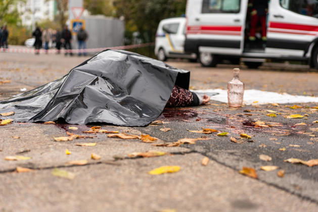 Drone attack on street market in Kharkiv kills 2, injures 13 KHARKIV, UKRAINE - OCTOBER 16: (EDITORS NOTE: Image depicts death) The body of a victim lies partially covered at the scene of a drone attack on a street market in Kharkiv, Ukraine, on October 16, 2026. The attack killed two people and injured 13 others. Carlo Bravo Anadolu Kharkiv Ukraine. Editorial use only. Please get in touch for any other usage.  Copyright: x2026xAnadoluxCarloxBravox