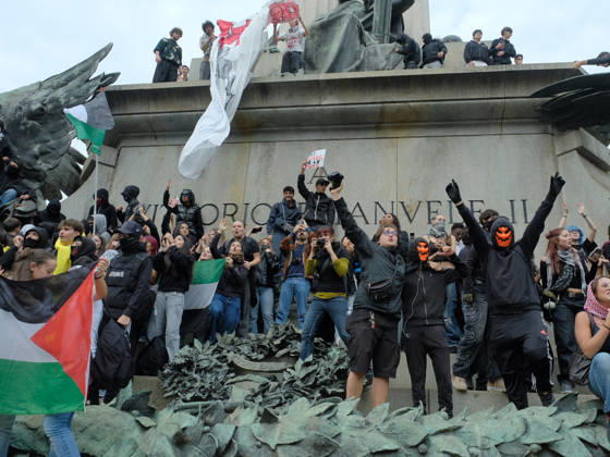 IPA89758493 - Turin, October 16, 2026: Student protests calling for funding for schools, not for war  Copyright: xCostantinoxSergix xCostantinoxSergix IPA89758493