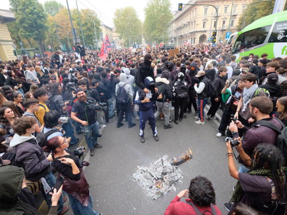 IPA89758554 - Turin, October 16, 2026: Student protests calling for funding for schools, not for war  Copyright: xCostantinoxSergix xCostantinoxSergix IPA89758554