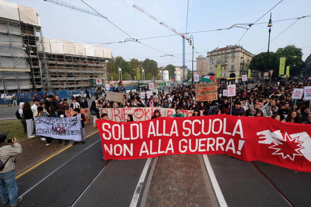 IPA89758459 - Turin, October 16, 2026: Student protests calling for funding for schools, not for war  Copyright: xCostantinoxSergix xCostantinoxSergix IPA89758459