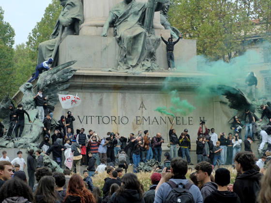 IPA89758485 - Turin, October 16, 2026: Student protests calling for funding for schools, not for war  Copyright: xCostantinoxSergix xCostantinoxSergix IPA89758485