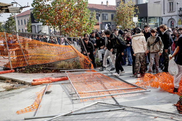 October 16, 2026, Milano, Lombardia: Occupazione dell™ex obitorio delPoliclinico durante il corteo studentesco ˜A scuola nessuno e straniero™ a Milano, 16 ottobre 2026. ANSA MOURAD BALTI TOUATI ++ATTENZIONE: NELLA FOTO P5ad4fb63214fd53afa14e2348b239e9cEBBERO ESSERE RITRATTI DEI MINORENNI. L ANSA METTE A DISPOSIZIONE DEI PROPRI ABBONATI QUESTA IMMAGINE, LASCIANDO LORO LA DECISIONE SULL OPPORTUNITA DI PUBBLICARLA+++ Occupation of the former morgue at the Policlinico hospital during the ˜No one is a foreigner at school™ student march in Milan, October 16, 2026. ANSA MOURAD BALTI TOUATI. Milano Lombardia  - ZUMAa110 20261016_zaf_a110_024 Copyright: xMouradxBaltixTouatix