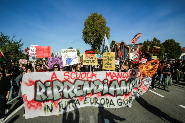 October 16, 2026, Master, Rome, Italy: High school students are participating in the march organized by the Coordination of High School Students to denounce the lack of resources in public schools, staff insecurity, the cost of books and transportation, and the critical issues facing the school system. The demonstration is part of the national student mobilization. Mestre, October 16, 2026 Master Italy  - ZUMAa289 20261016_zia_a289_016 Copyright: xMircoxToniolox xAgfx