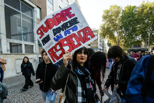 October 16, 2026, Master, Rome, Italy: High school students are participating in the march organized by the Coordination of High School Students to denounce the lack of resources in public schools, staff insecurity, the cost of books and transportation, and the critical issues facing the school system. The demonstration is part of the national student mobilization. Mestre, October 16, 2026 Master Italy  - ZUMAa289 20261016_zia_a289_044 Copyright: xMircoxToniolox xAgfx