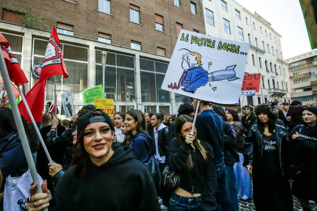October 16, 2026, Master, Rome, Italy: High school students are participating in the march organized by the Coordination of High School Students to denounce the lack of resources in public schools, staff insecurity, the cost of books and transportation, and the critical issues facing the school system. The demonstration is part of the national student mobilization. Mestre, October 16, 2026 Master Italy  - ZUMAa289 20261016_zia_a289_047 Copyright: xMircoxToniolox xAgfx