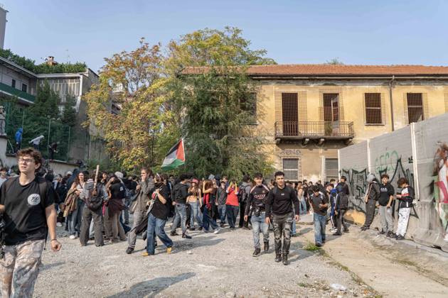 IPA89759953 - Milan, October 16, 26, Largo Cairoli, No One Is a Stranger Student Strike The march ends with the occupation of the building next to the Festa del Perdono State University campus in Sforza  Copyright: xGiuliaxSciaccax xGiuliaxSciaccax IPA89759953