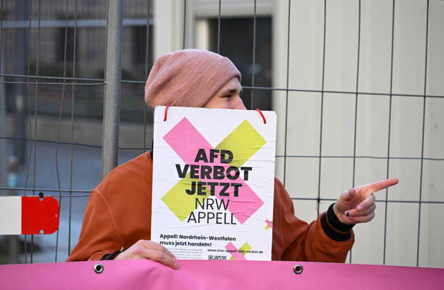 Rally calling for an AfD ban in Berlin BERLIN, GERMANY - OCTOBER 16: People take part in a rally near the Bundesrat calling for proceedings to ban the far-right Alternative for Germany (AfD) party and urge North Rhine-Westphalia Minister-President Hendrik Wüst to support their demand, as he is set to be elected President of the Bundesrat that day, in Berlin, Germany, on 16 October 2026. The rally is organized by the alliance NRW Appeal: AfD Ban Now, which reportedly collected more than 120,000 signatures in support of an AfD ban in North Rhine-Westphalia and is urging the Bundesrat to initiate proceedings before the Federal Constitutional Court to ban the party. Volodymyr Sindieiev Anadolu Berlin Germany. Editorial use only. Please get  Copyright: x2026xAnadoluxVolodymyrxSindieievx